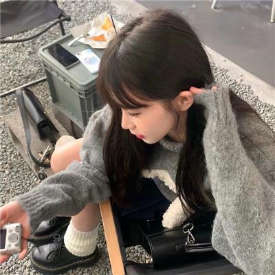 她背后的那双手